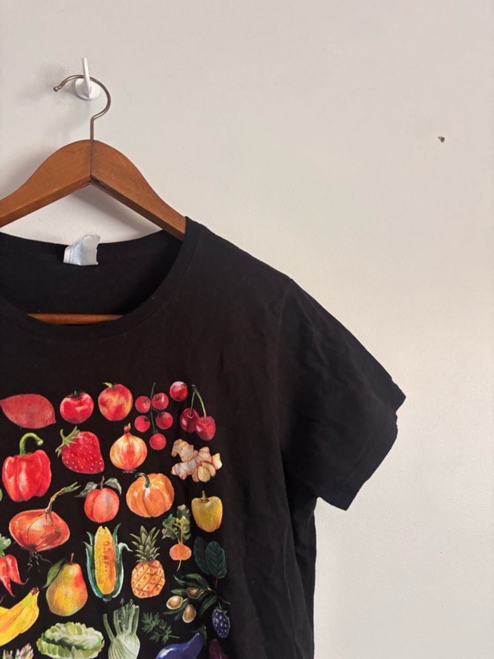 Boutique Black Rainbow Fruit & Vegetable Vegans Gardeners Vegetarian T-Shirt - Picture 3 of 6